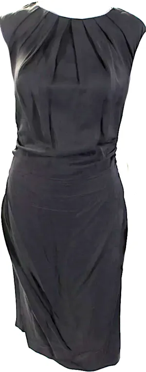 Prada Italie. Robe mi-longue grise plissée sans manches à encolure ronde et taille ruchée