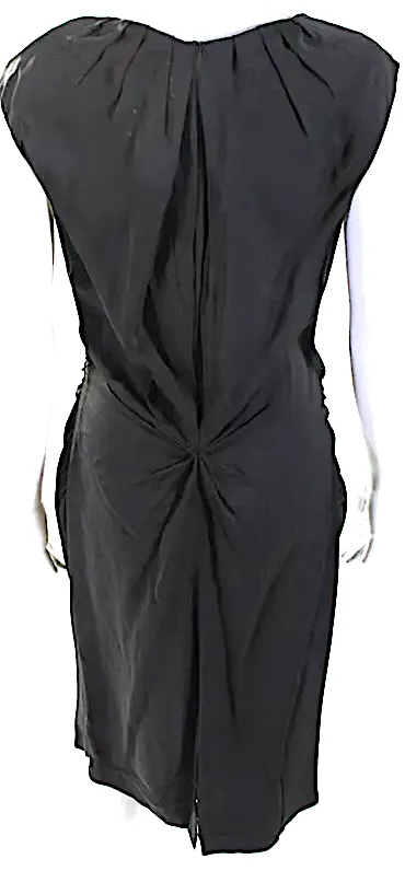 Prada Italie. Robe mi-longue grise plissée sans manches à encolure ronde et taille ruchée