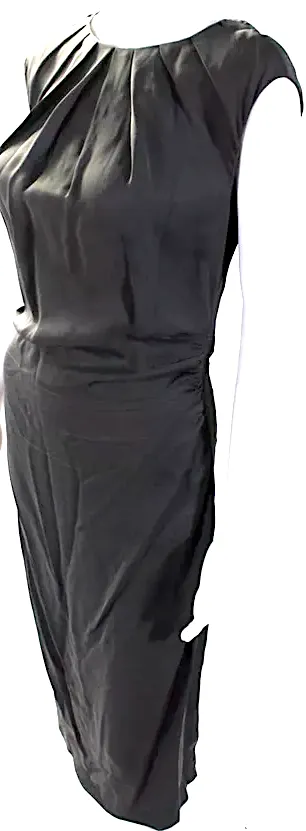 Prada Italie. Robe mi-longue grise plissée sans manches à encolure ronde et taille ruchée