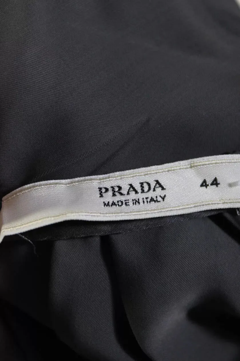 Prada Italie. Robe mi-longue grise plissée sans manches à encolure ronde et taille ruchée