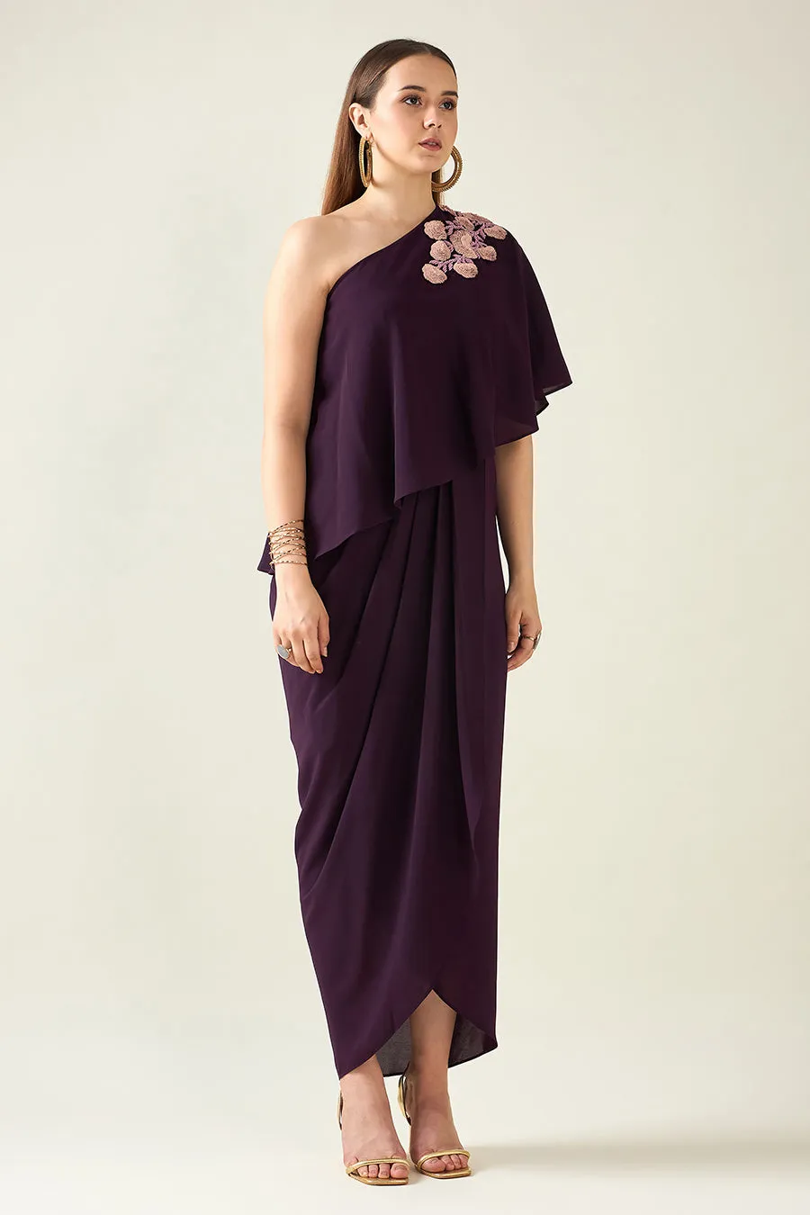 Robe drapée violette à une épaule avec embellissements