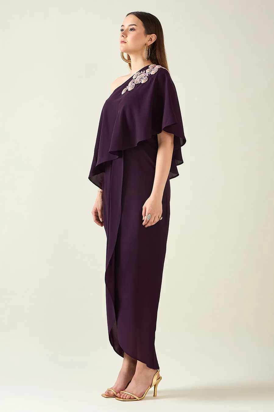 Robe drapée violette à une épaule avec embellissements