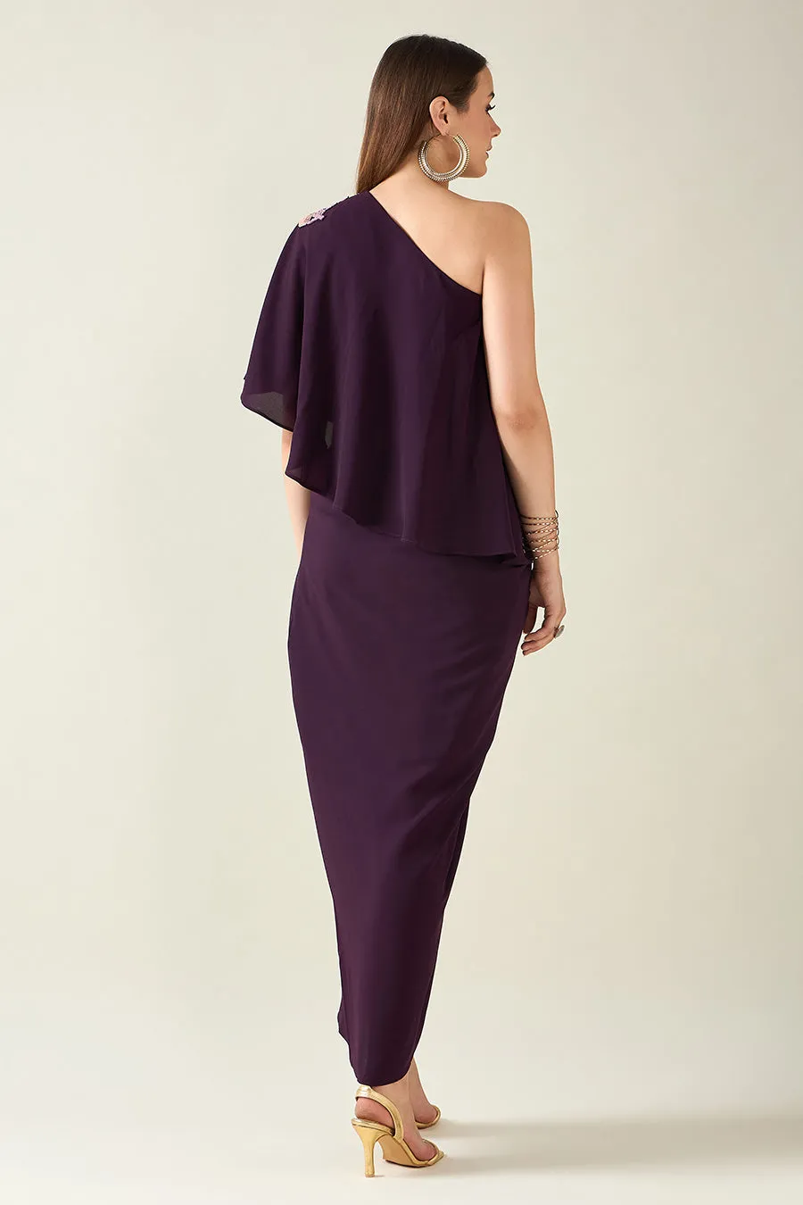Robe drapée violette à une épaule avec embellissements