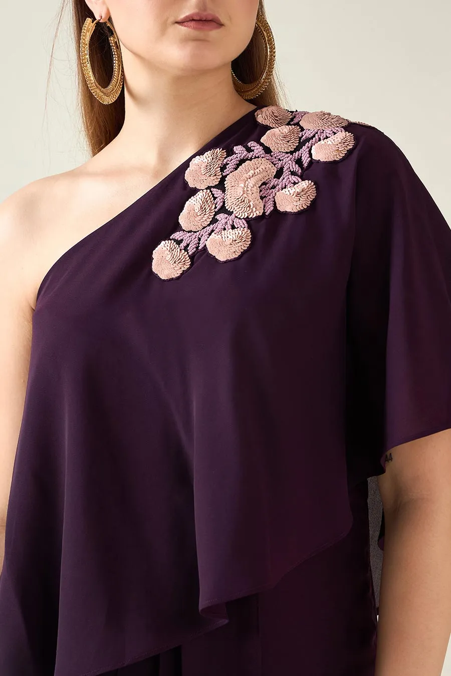 Robe drapée violette à une épaule avec embellissements