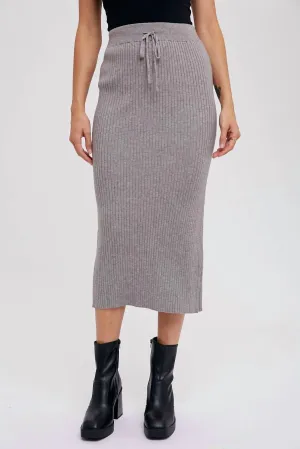 Jupe mi-longue en tricot côtelé gris foncé