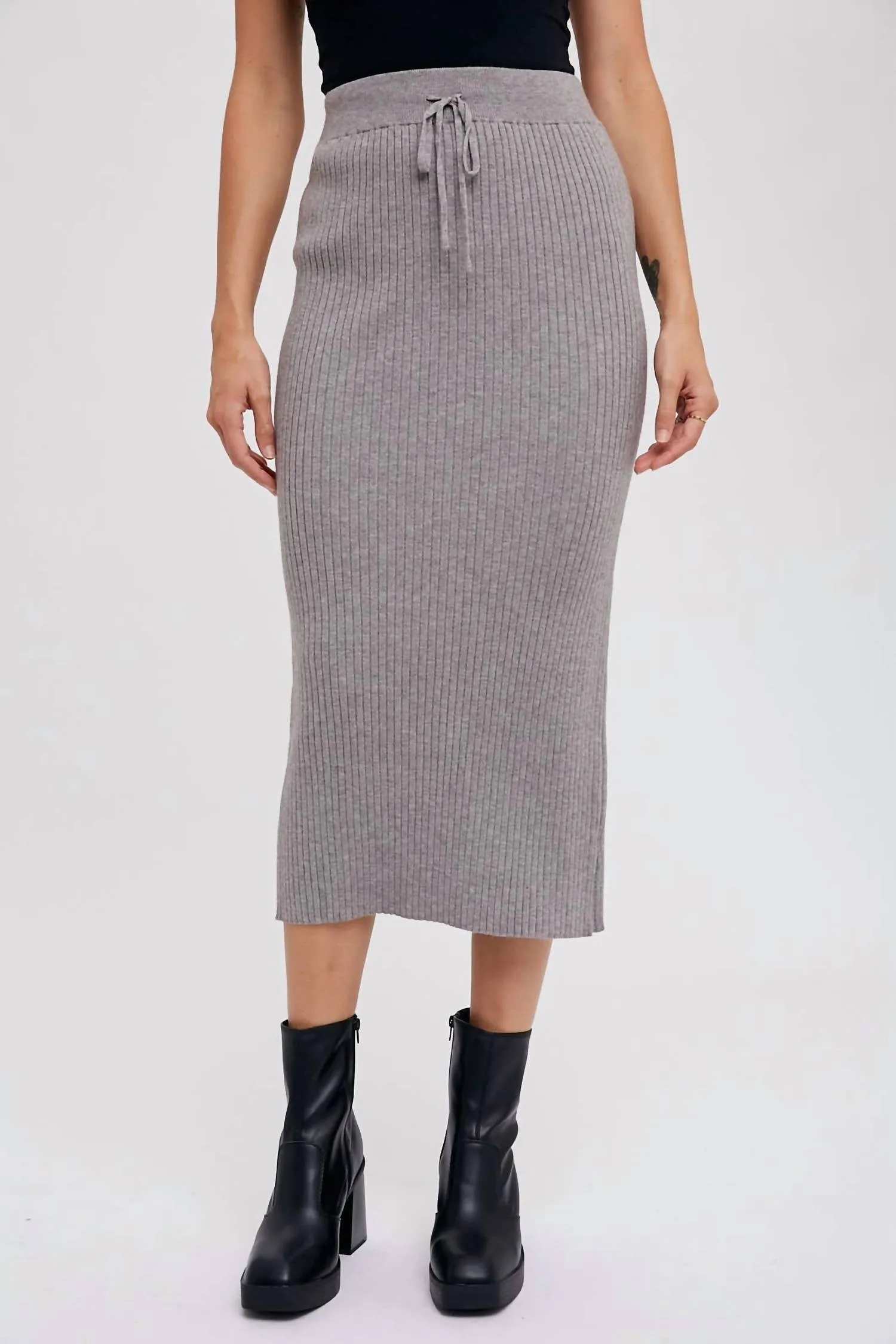 Jupe mi-longue en tricot côtelé gris foncé