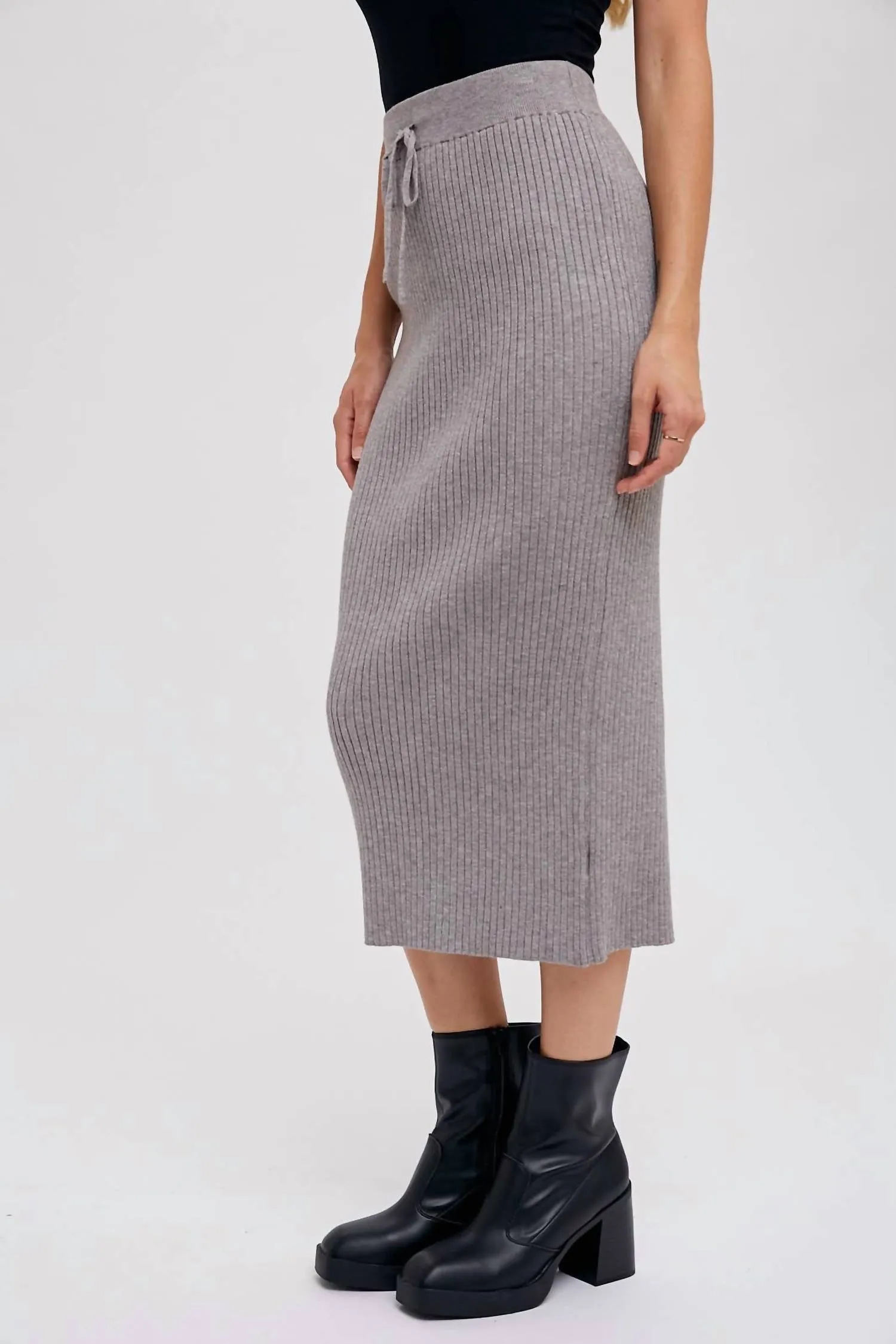 Jupe mi-longue en tricot côtelé gris foncé