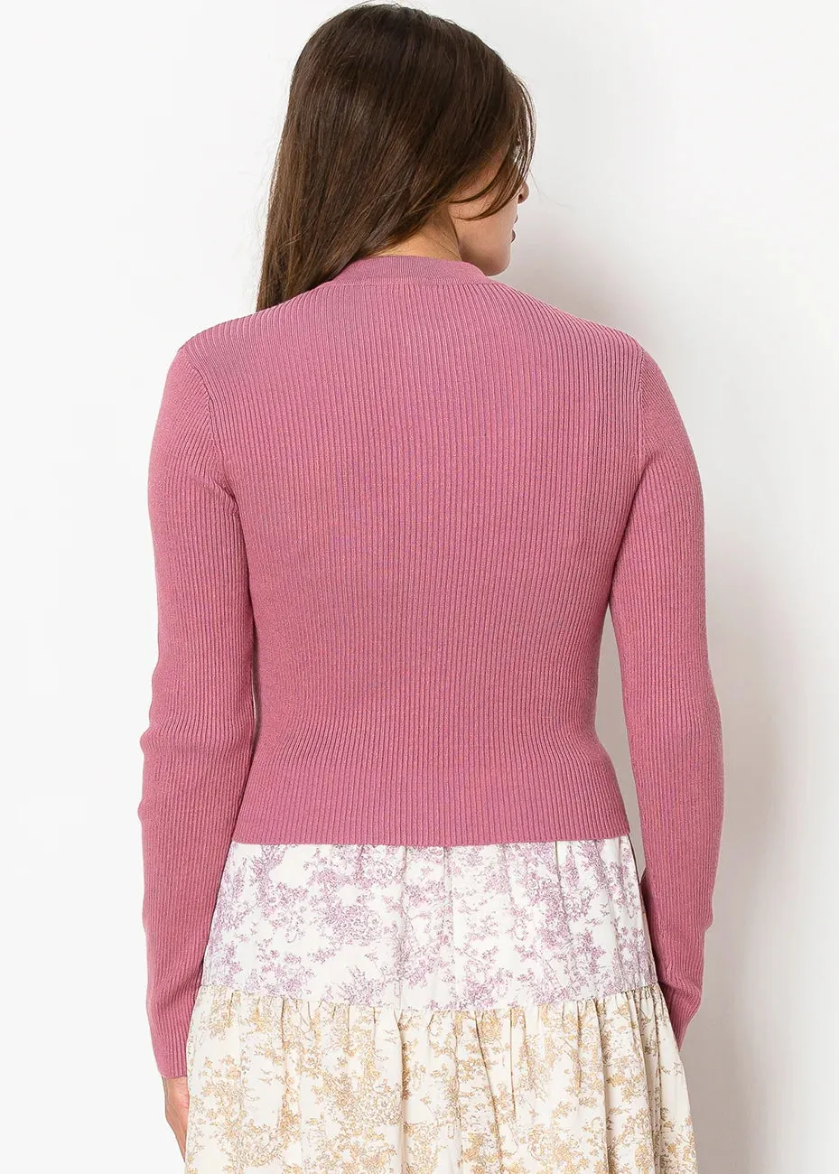 Cardigan en tricot rose avec boutons dorés