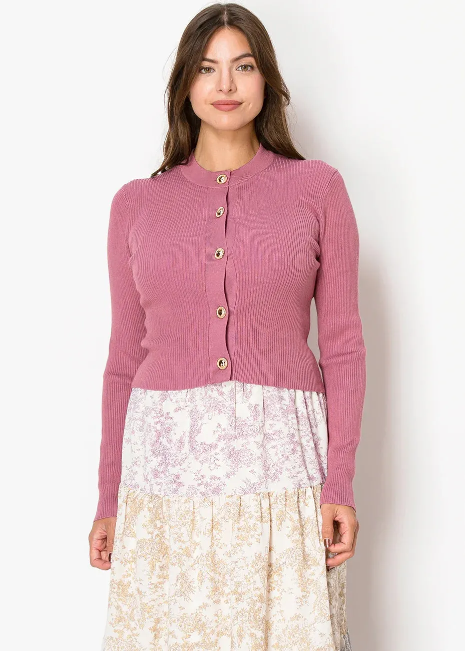 Cardigan en tricot rose avec boutons dorés
