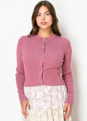 Cardigan en tricot rose avec boutons dorés