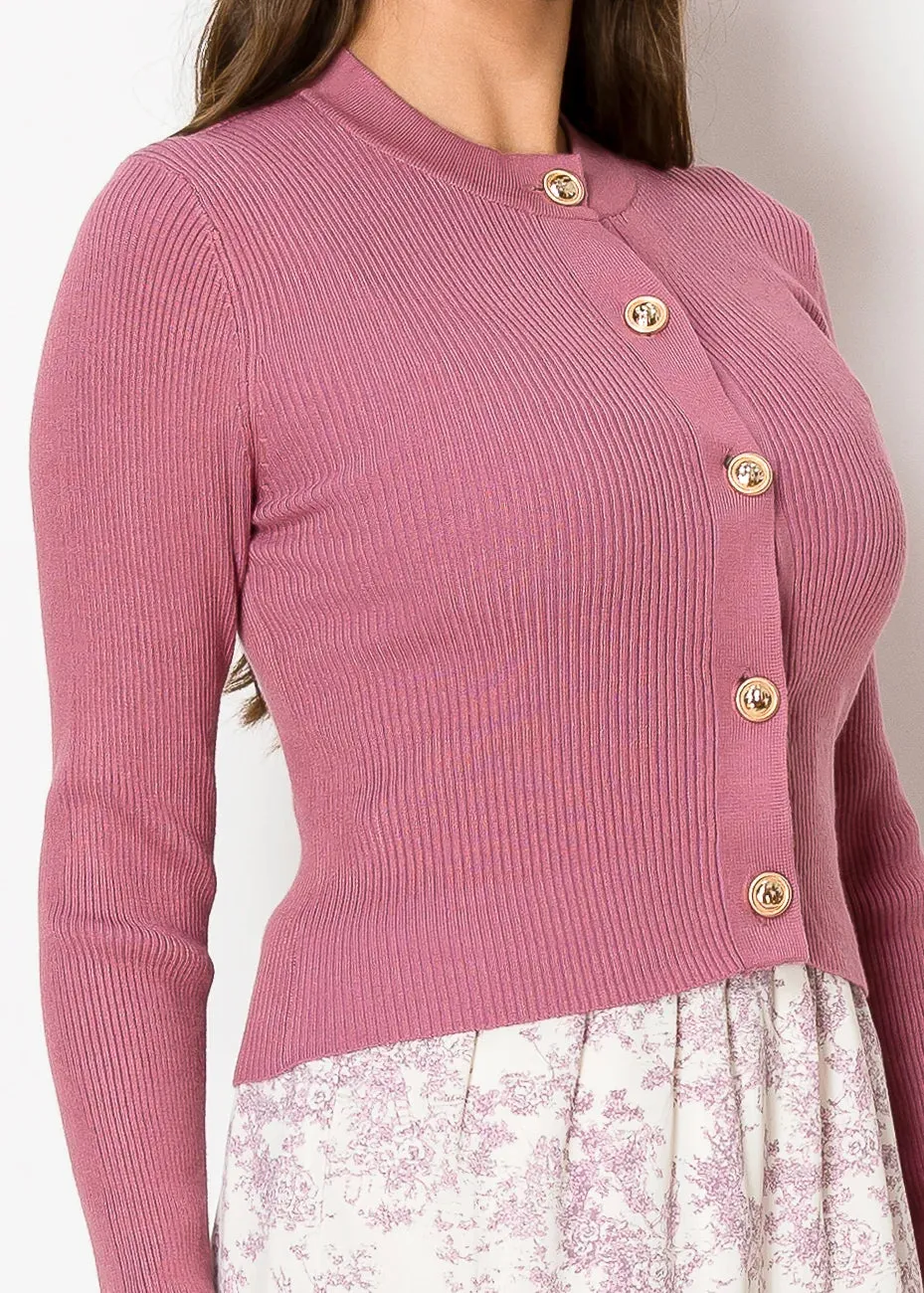 Cardigan en tricot rose avec boutons dorés