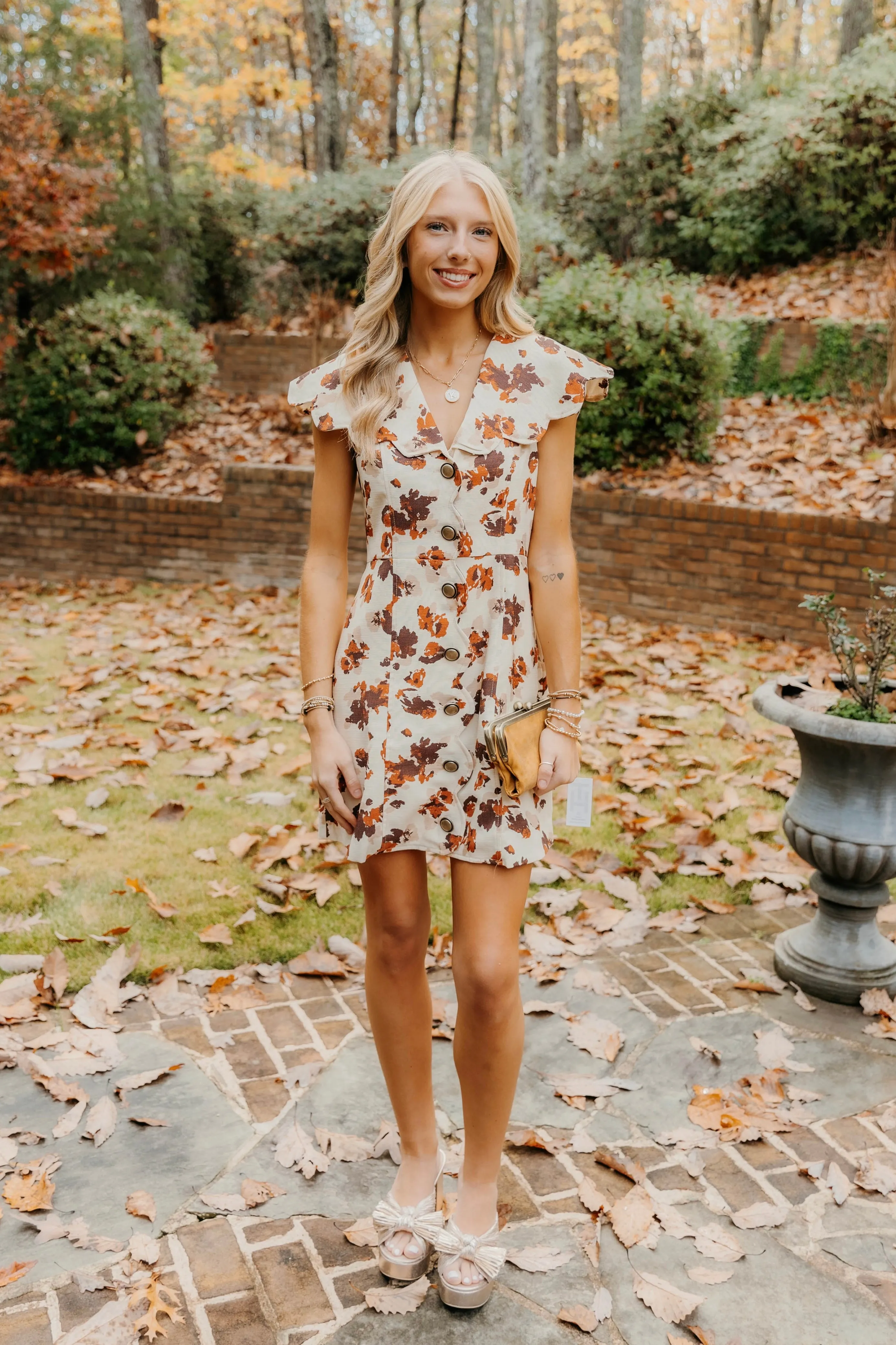Robe Rowan à motifs floraux avec détails festonnés
