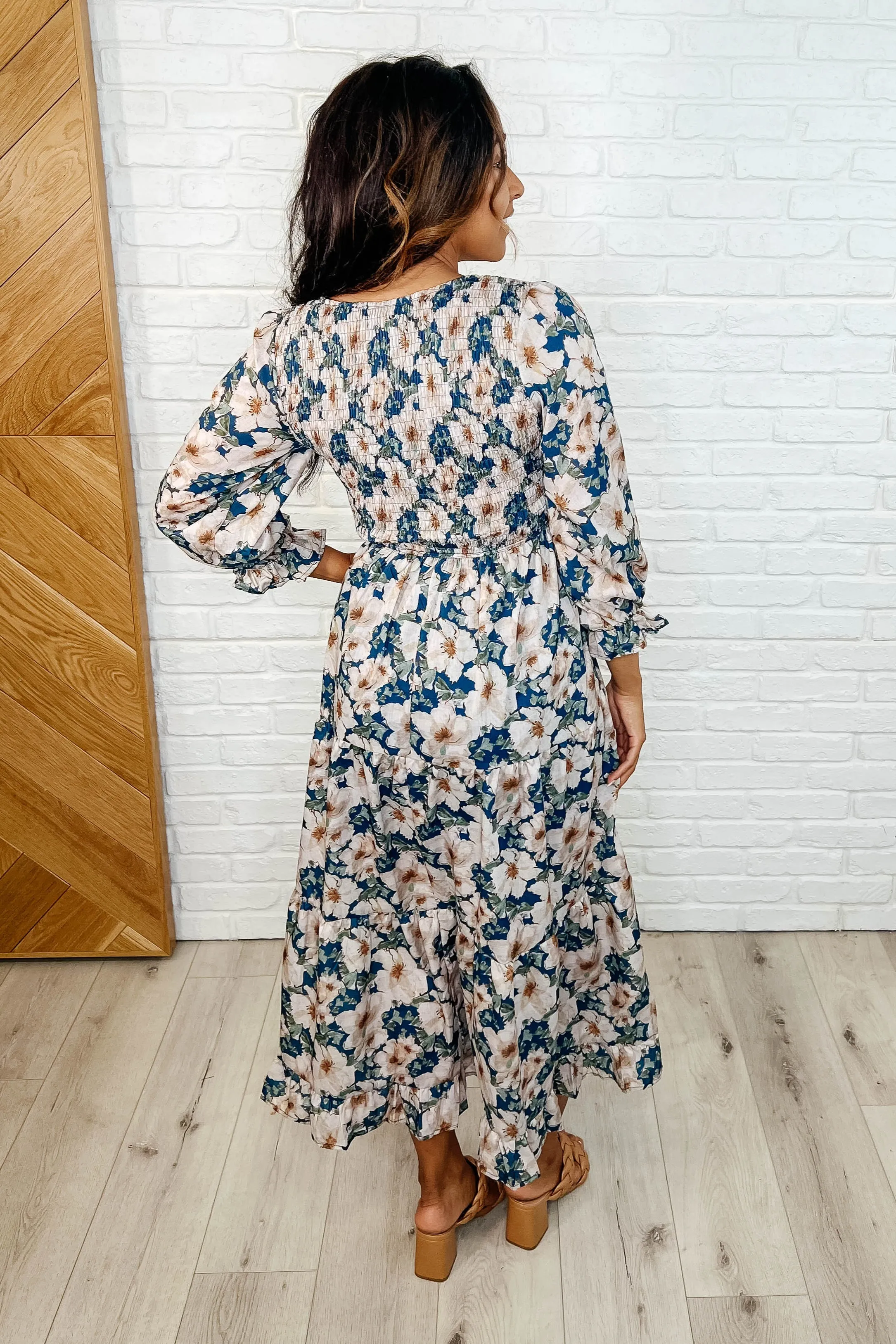 Robe à encolure en V avec volants et dentelle