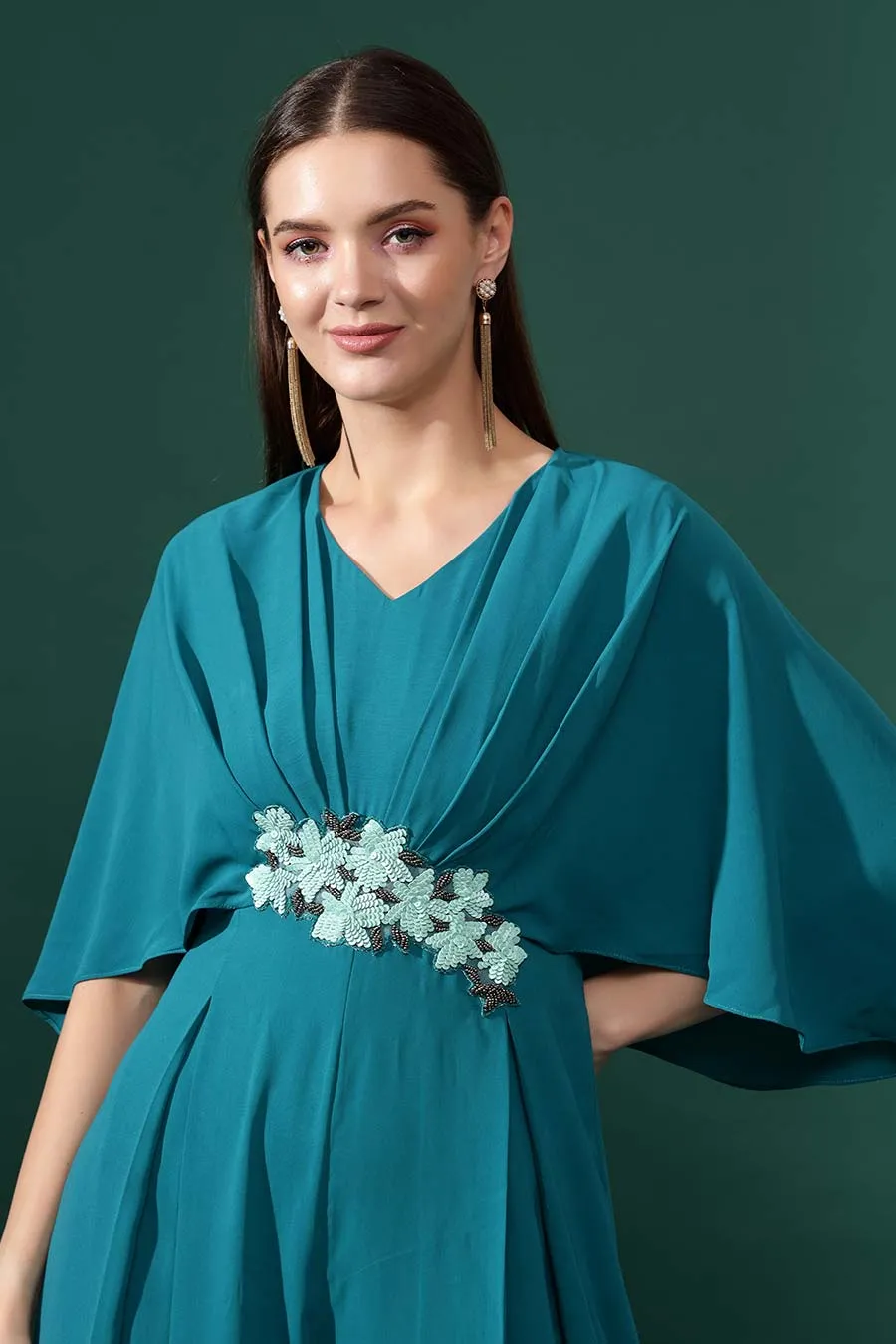 Combinaison à plis ornée de motifs floraux bleu marine