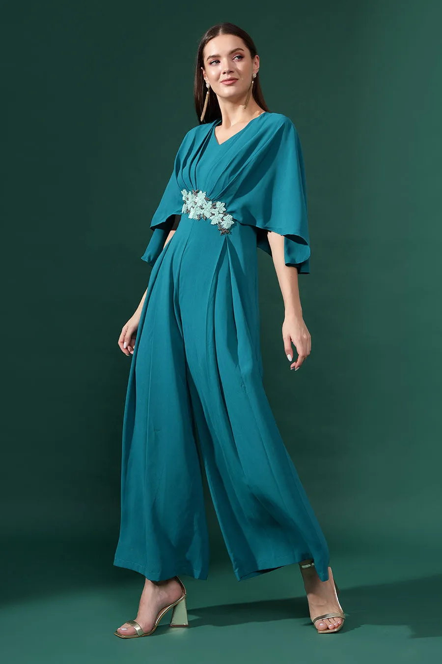 Combinaison à plis ornée de motifs floraux bleu marine