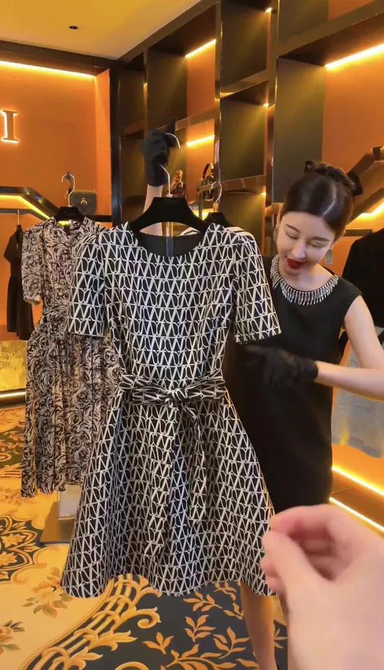 Robe courte élégante et fine