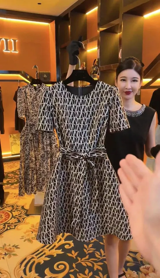 Robe courte élégante et fine