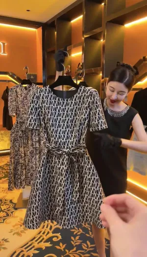 Robe courte élégante et fine