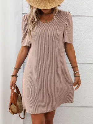 Robe courte à manches courtes et col rond texturé