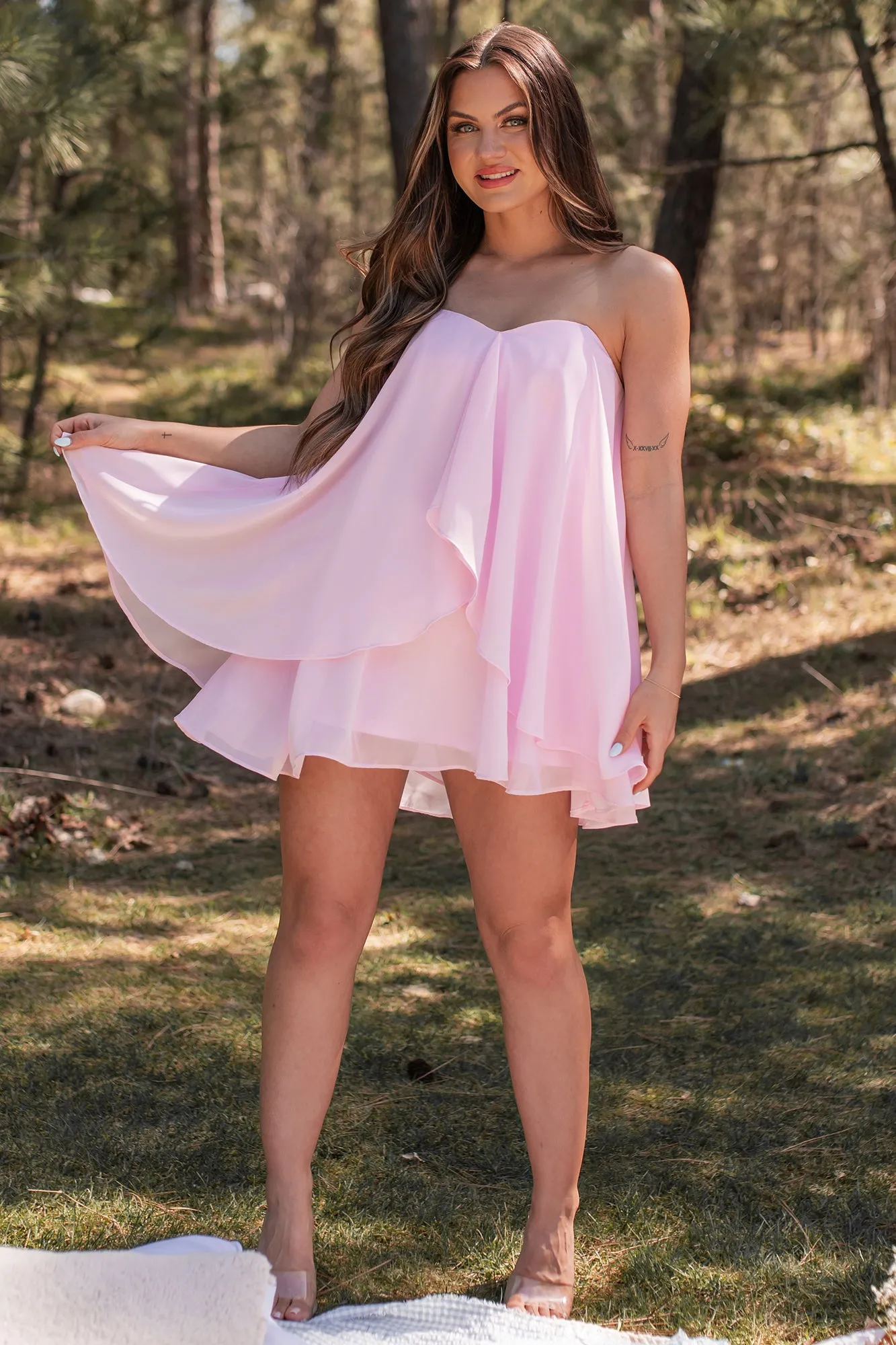 Robe mini fantaisie à volants en mousseline avec décolleté cœur (Rose pâle)