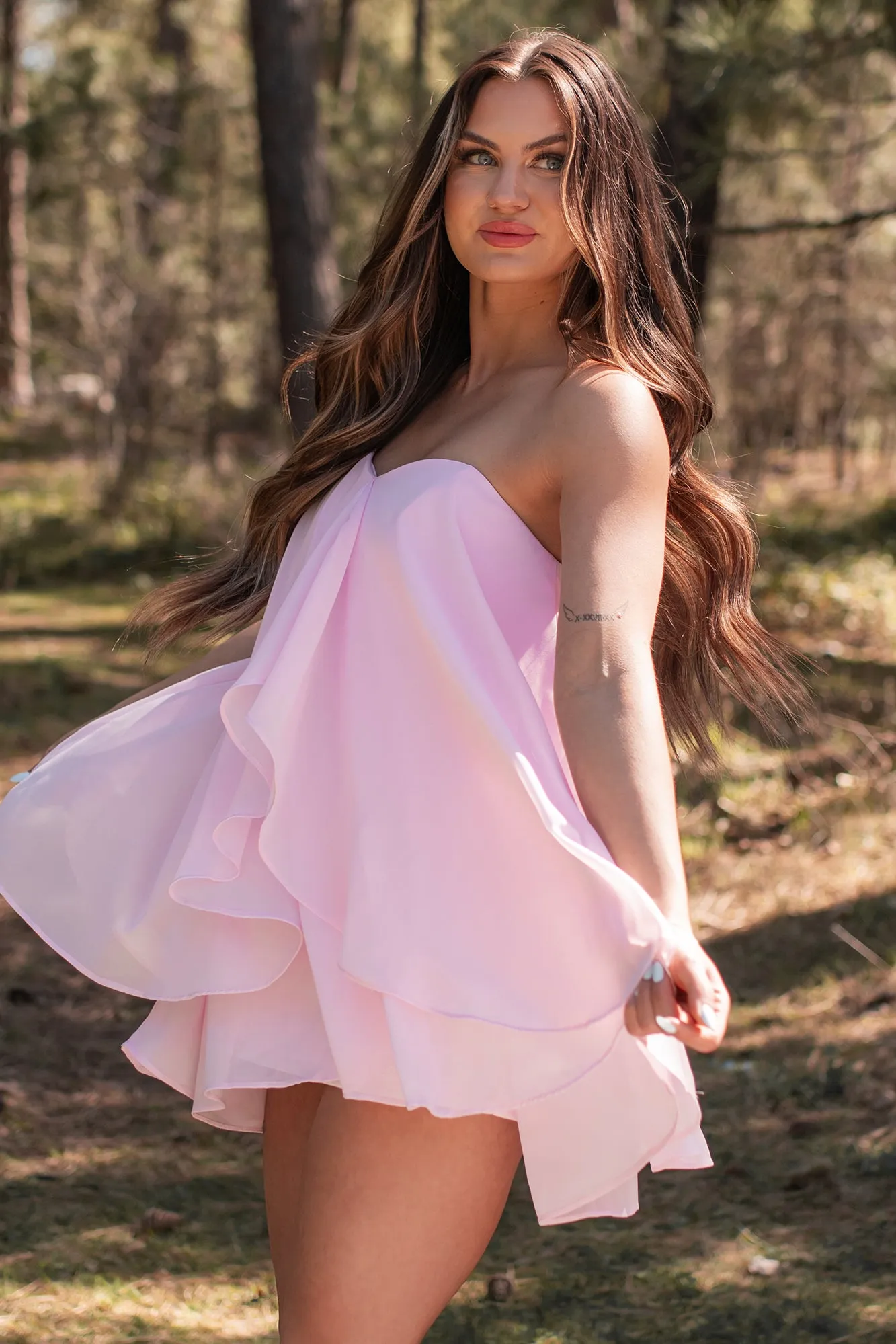 Robe mini fantaisie à volants en mousseline avec décolleté cœur (Rose pâle)