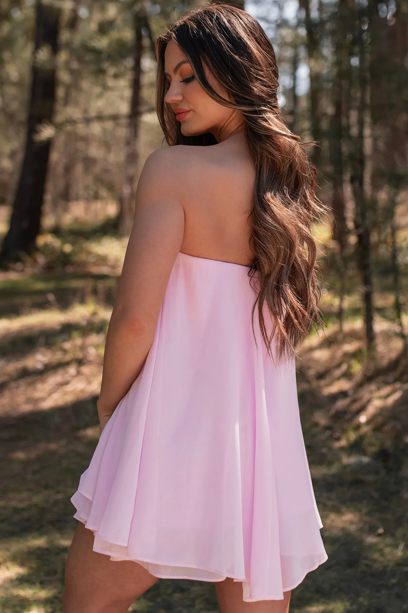 Robe mini fantaisie à volants en mousseline avec décolleté cœur (Rose pâle)