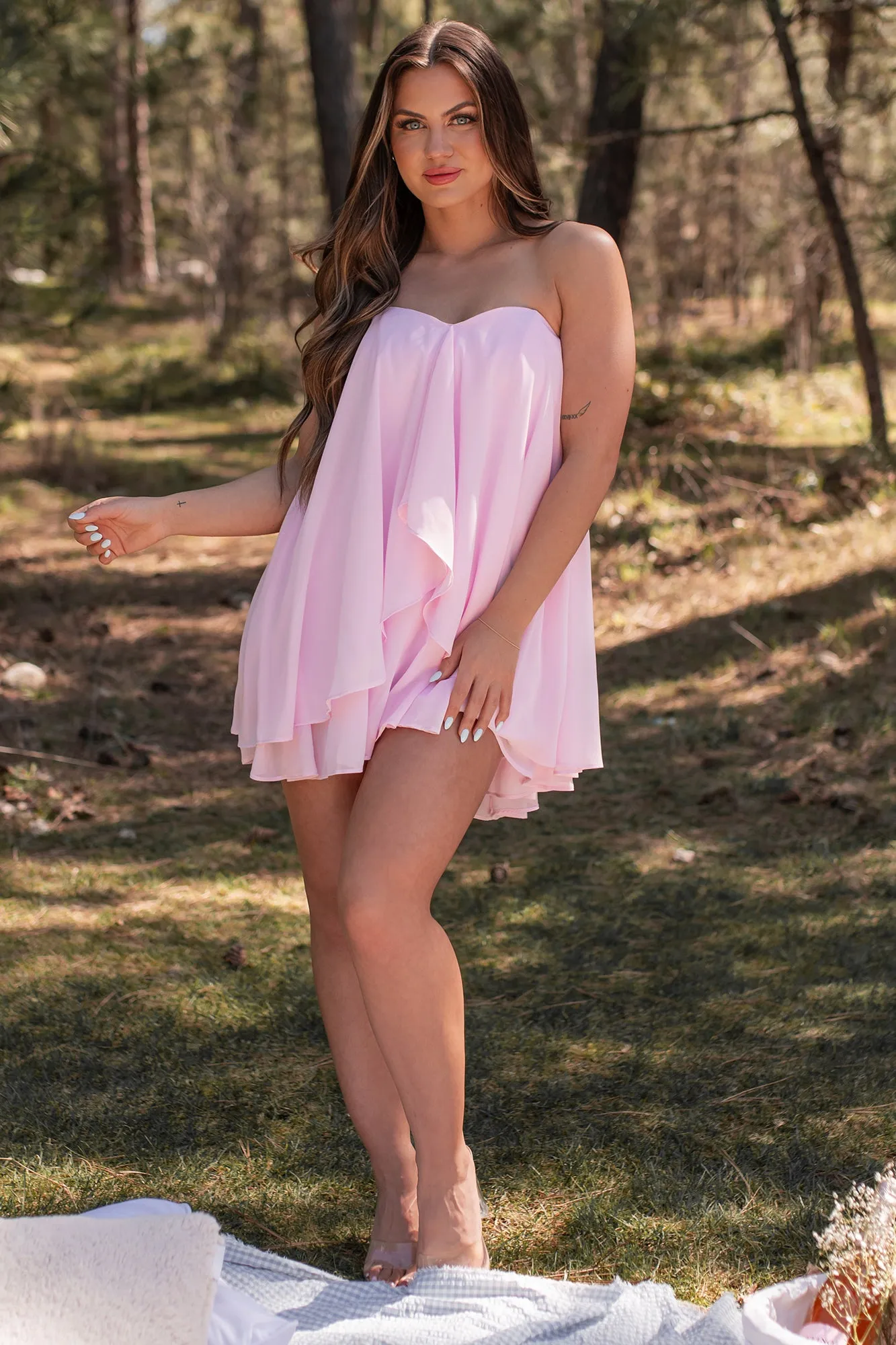 Robe mini fantaisie à volants en mousseline avec décolleté cœur (Rose pâle)