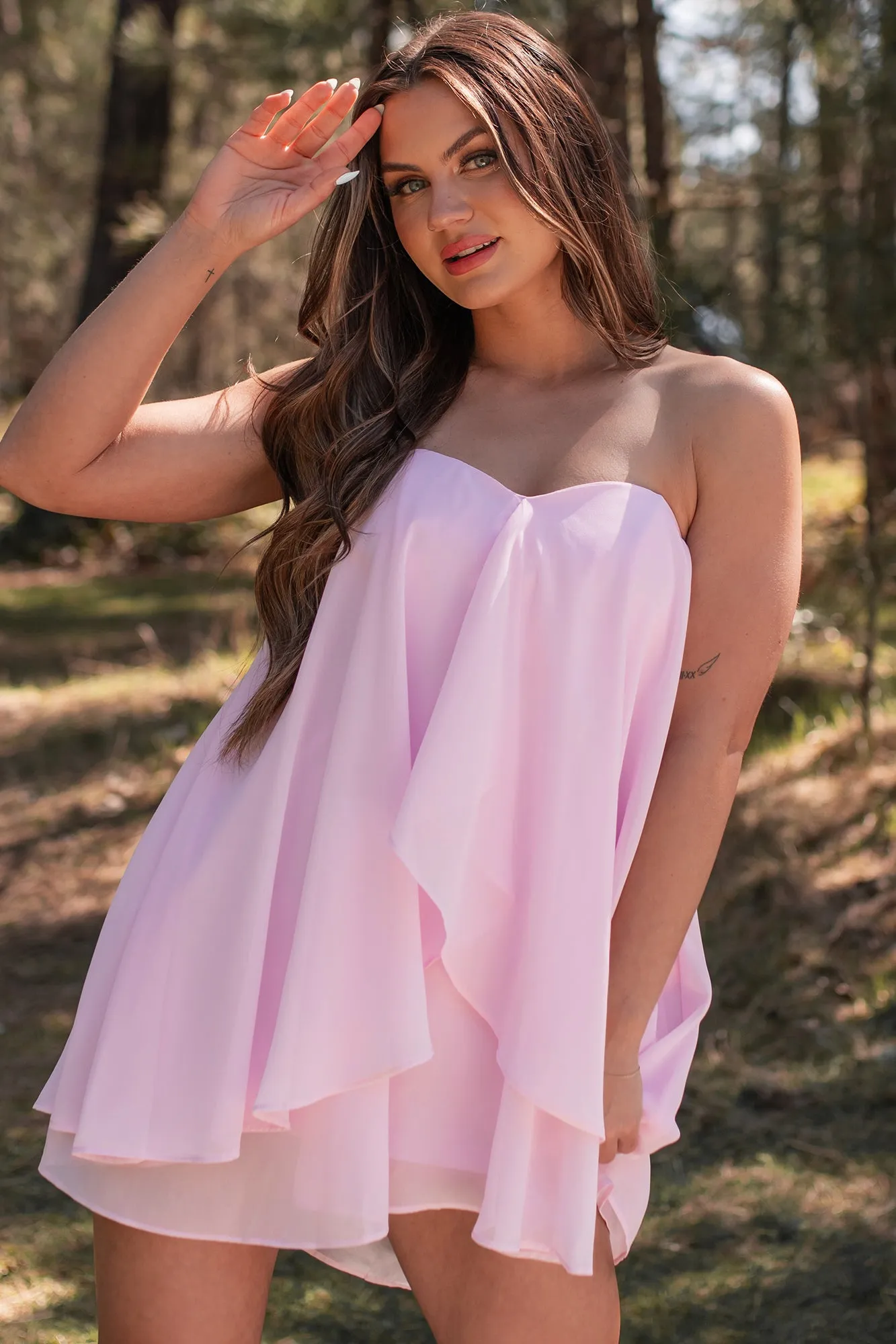 Robe mini fantaisie à volants en mousseline avec décolleté cœur (Rose pâle)