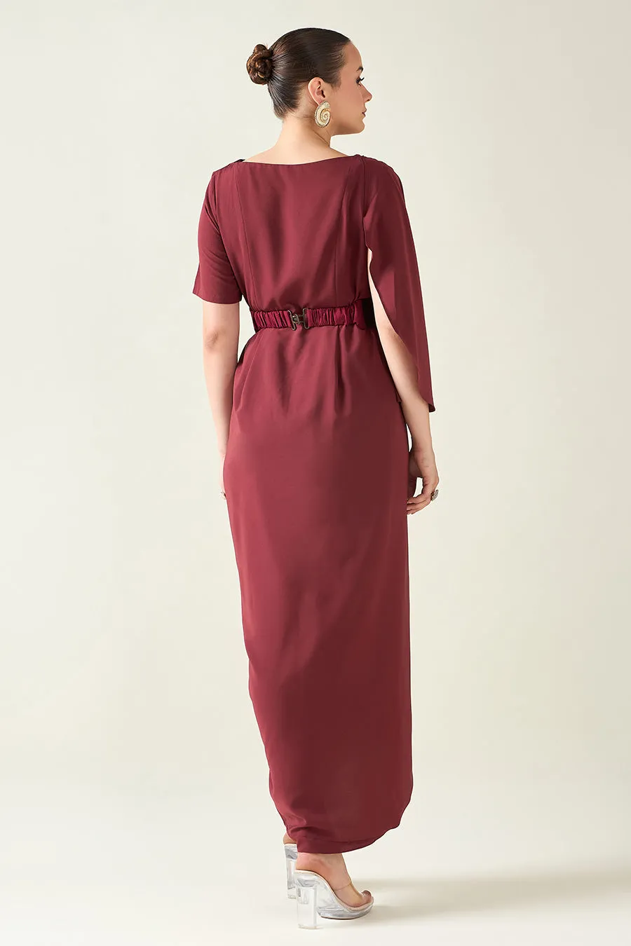Robe drapée en alliage vin avec ceinture à finition métallique