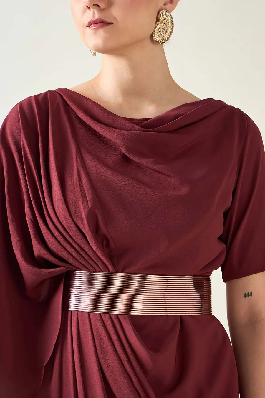 Robe drapée en alliage vin avec ceinture à finition métallique