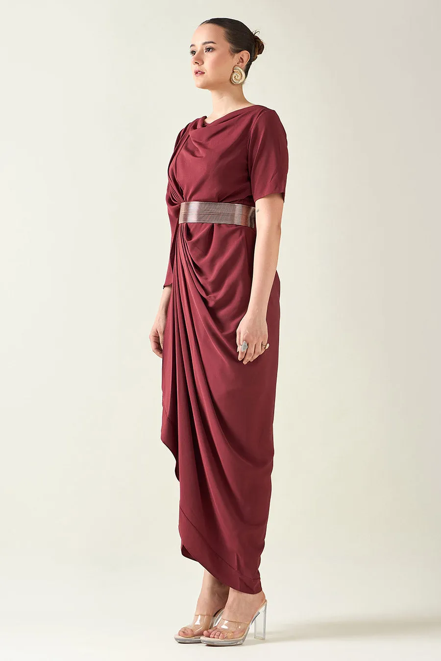 Robe drapée en alliage vin avec ceinture à finition métallique