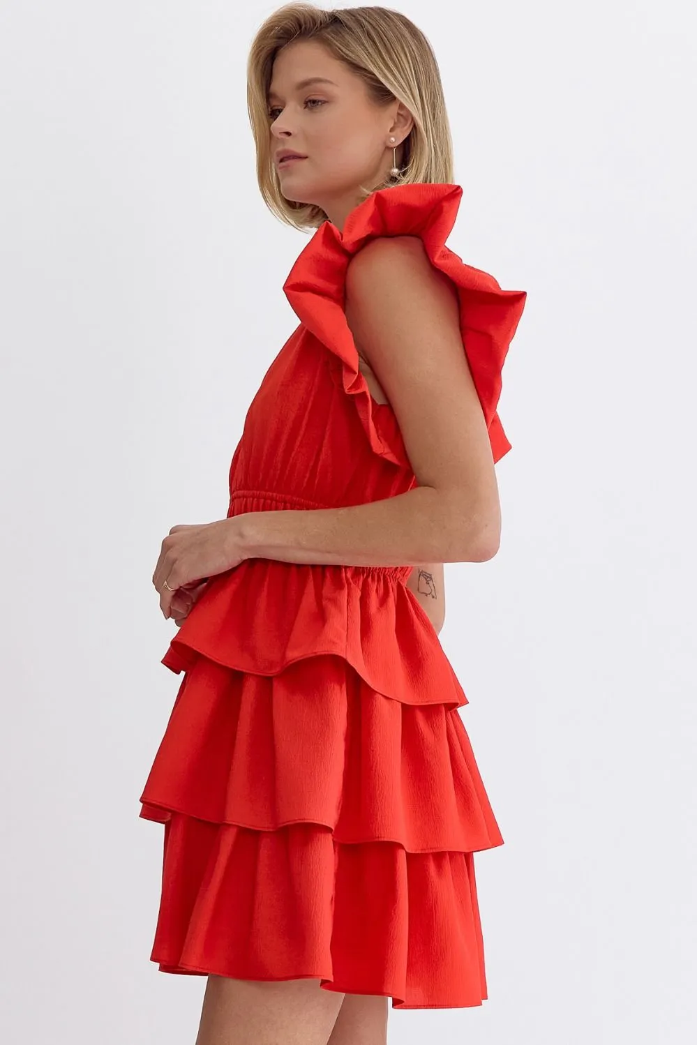 FEMMES EN ROBE ROUGE