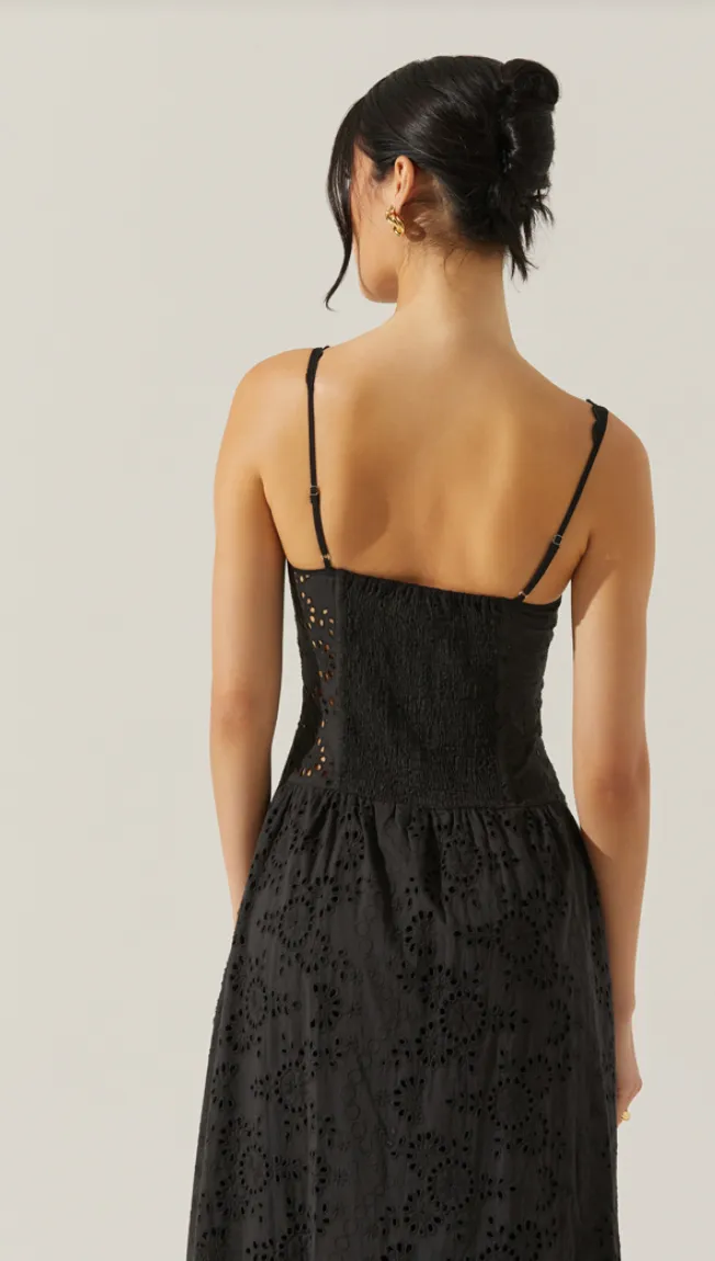 Robe maxi Yamila à œillets noirs par ASTR the Label